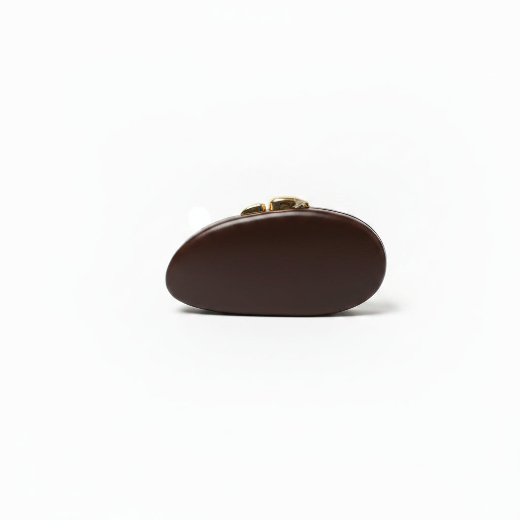 Bolso fiesta clutch con forma ovalada irregular en chocolate y detalles dorados