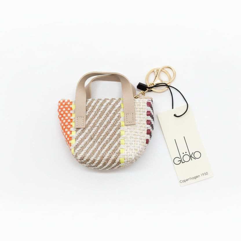 Llaveros en forma de mini bolsos de rafia de diferentes colores y diseños - Moments by You