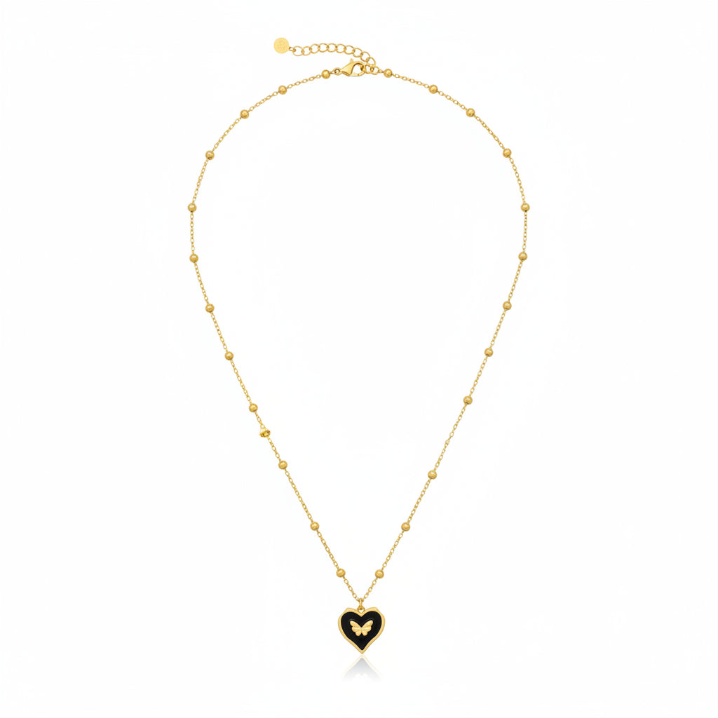 Collar de acero con dije de corazón negro con mariposa acabado oro