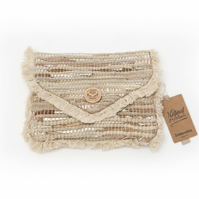 Bolso tipo sobre de fibra 100% natural combinado con cuero y con flecos - Moments by You