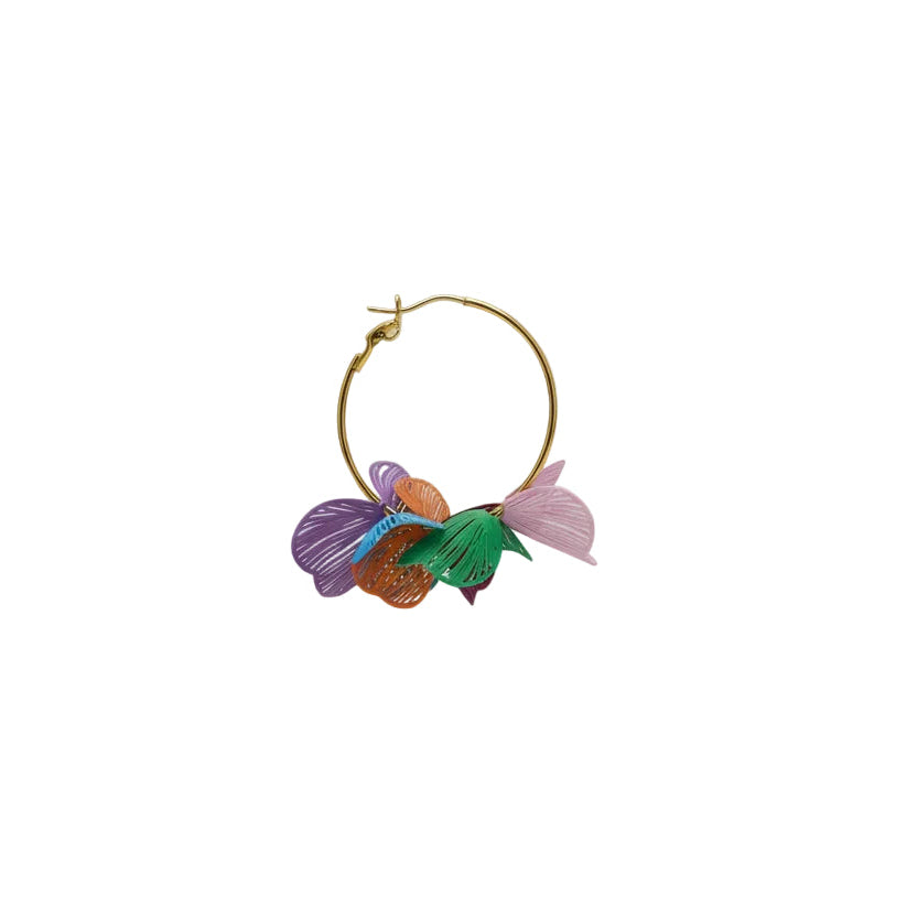 Pendientes largos de acero en forma de aro con hojas en varios colores - Moments by You