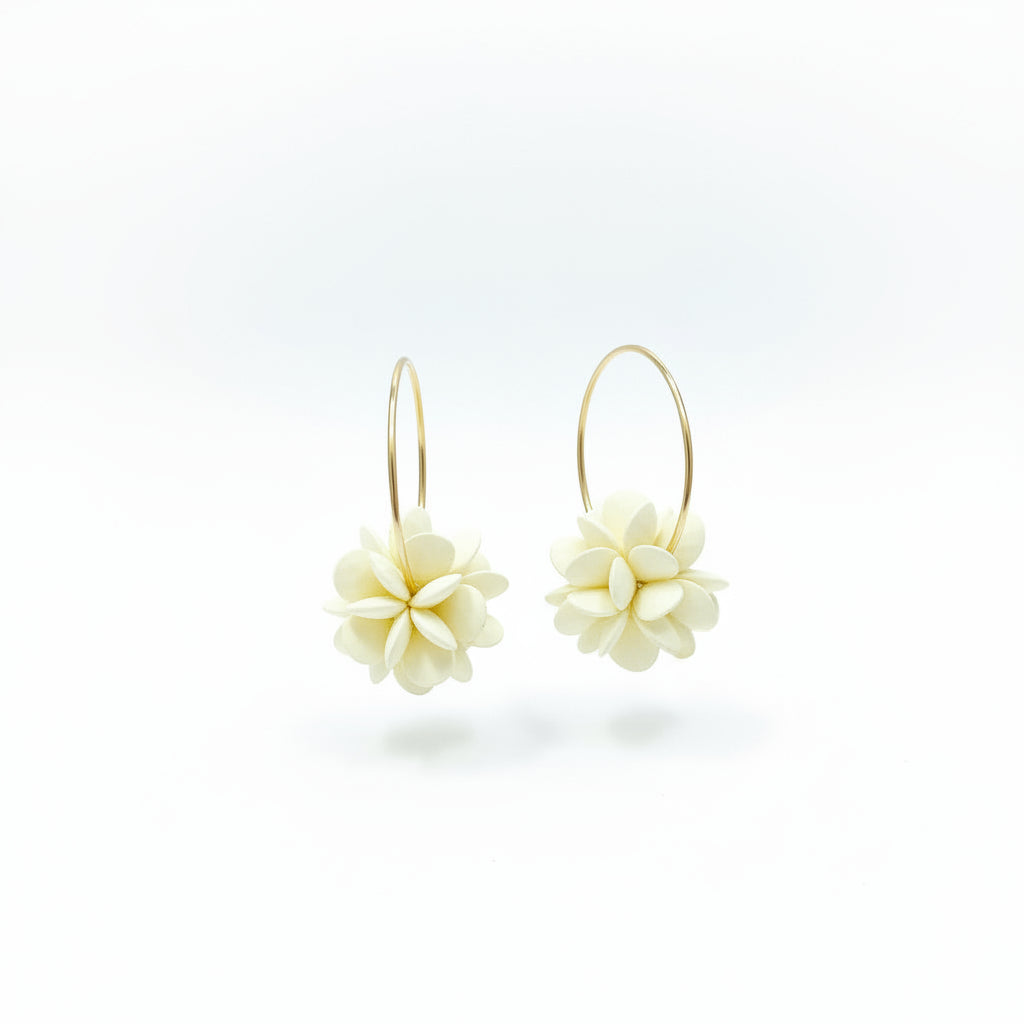Pendientes largos tipo aro con una flor en forma esférica - Moments by You