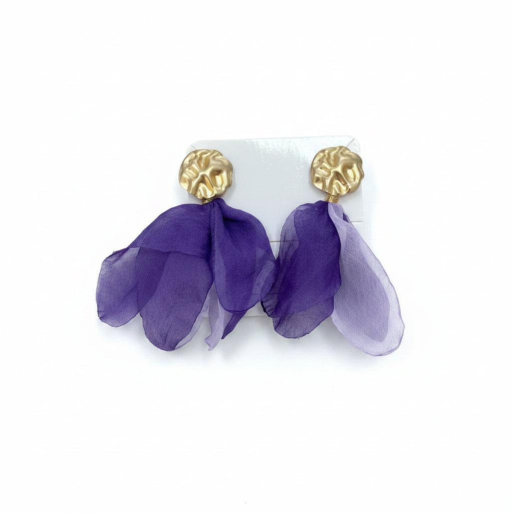 Pendientes largos con círculo rugoso en dorado mate y tela en morado