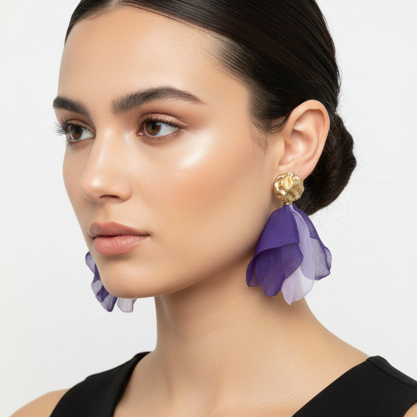 Pendientes largos con círculo rugoso en dorado mate y tela en morado