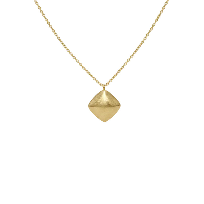 Collar de acero inoxidable con colgante en forma de cuadrado en dorado y acabado mate