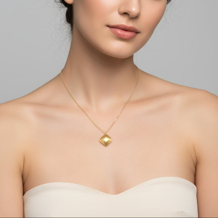 Collar de acero inoxidable con colgante en forma de cuadrado en dorado y acabado mate