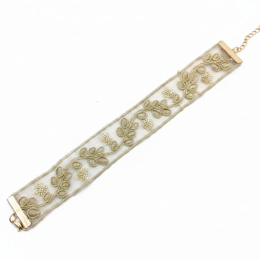 Collar de tela tipo choker con diseño de ramas con hojas en dorado