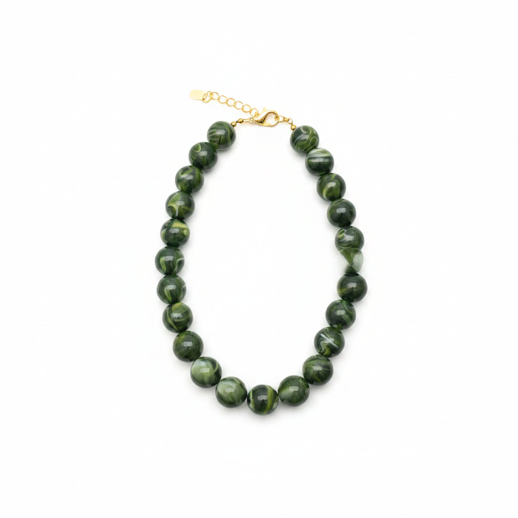 Collar acero con cuentas grandes en forma esféricas marmoladas en verde oscuro