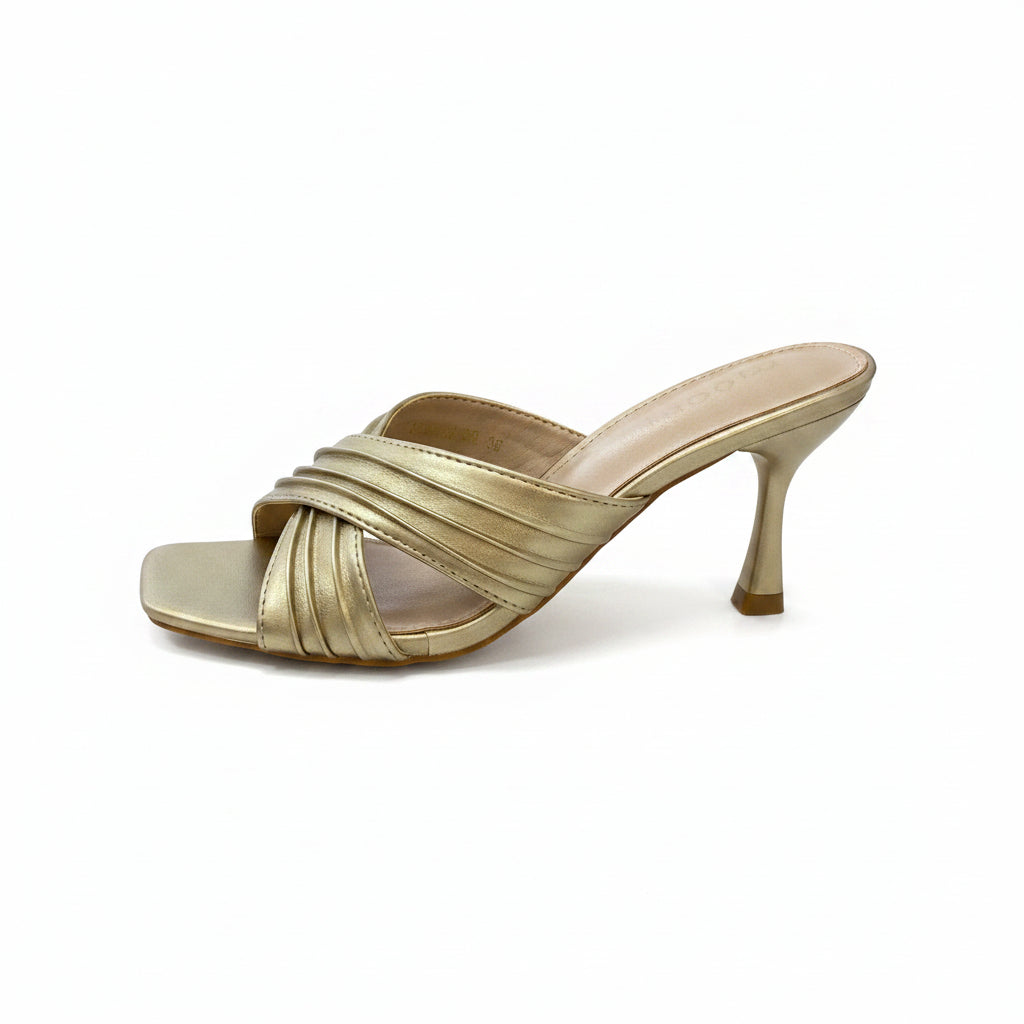 Sandalia mule tacón fino de tiras cruzadas y efecto arrugado en color dorado mate - Moments by You