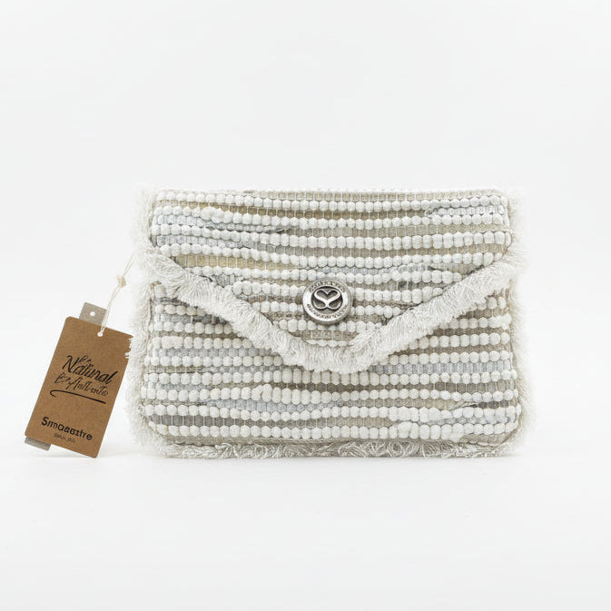 Bolso tipo sobre de fibra 100% natural combinado con cuero y con flecos - Moments by You