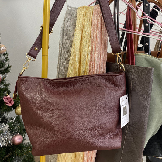 Bolso bandolera piel 100% auténtica liso color burdeos.