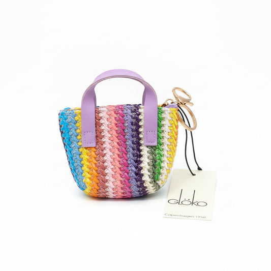 Llaveros en forma de mini bolsos de rafia de diferentes colores y diseños - Moments by You