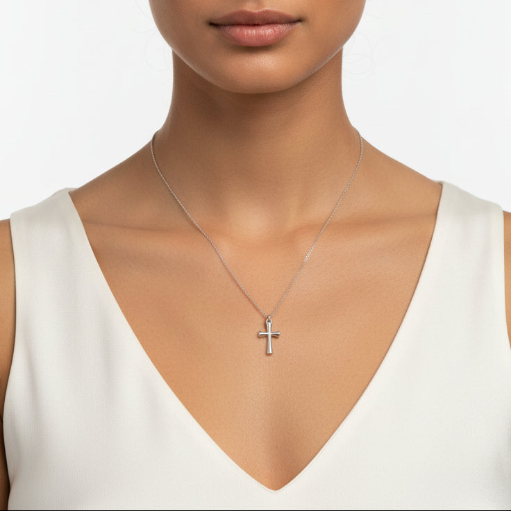 Collar de acero con cruz lisa en acabado plata