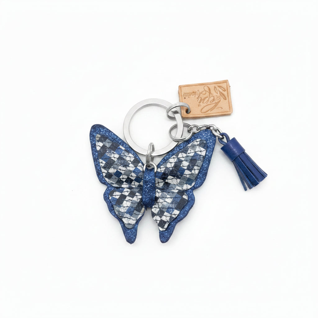 Llaveros hechos artesanalmente de cuero en froma de mariposas con diferentes estampados