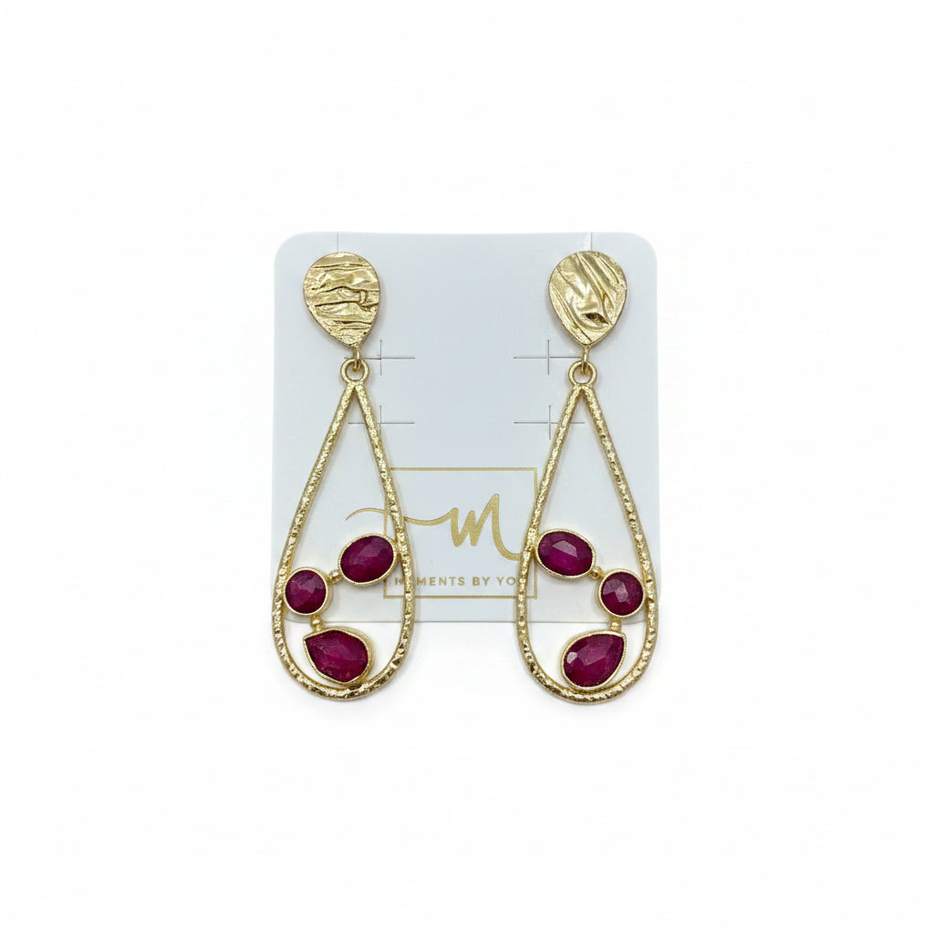 Pendientes largos de latón con forma ovalada hueca con tres piedras naturales dentro en color fucsia