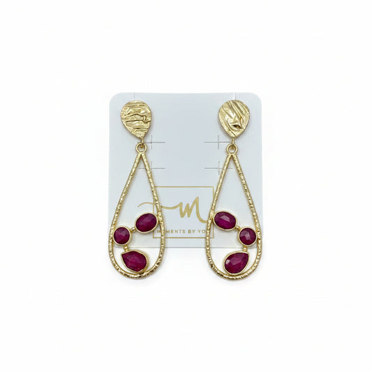 Pendientes largos de latón con forma ovalada hueca con tres piedras naturales dentro en color fucsia