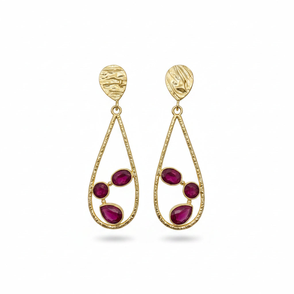 Pendientes largos de latón con forma ovalada hueca con tres piedras naturales dentro en color fucsia - Moments by You