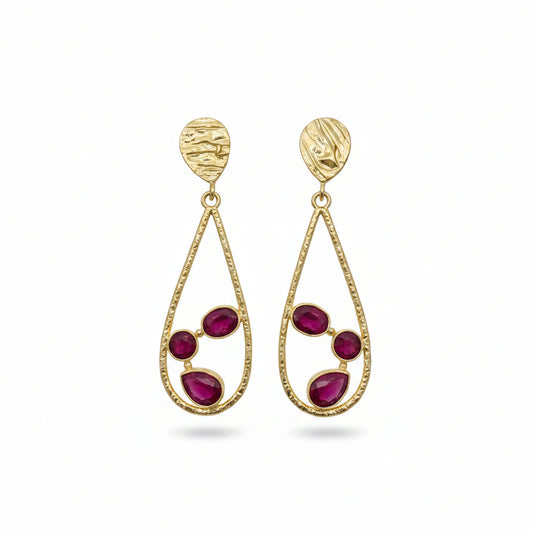 Pendientes largos de latón con forma ovalada hueca con tres piedras naturales dentro en color fucsia - Moments by You