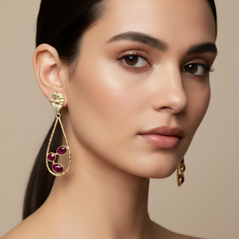 Pendientes largos de latón con forma ovalada hueca con tres piedras naturales dentro en color fucsia