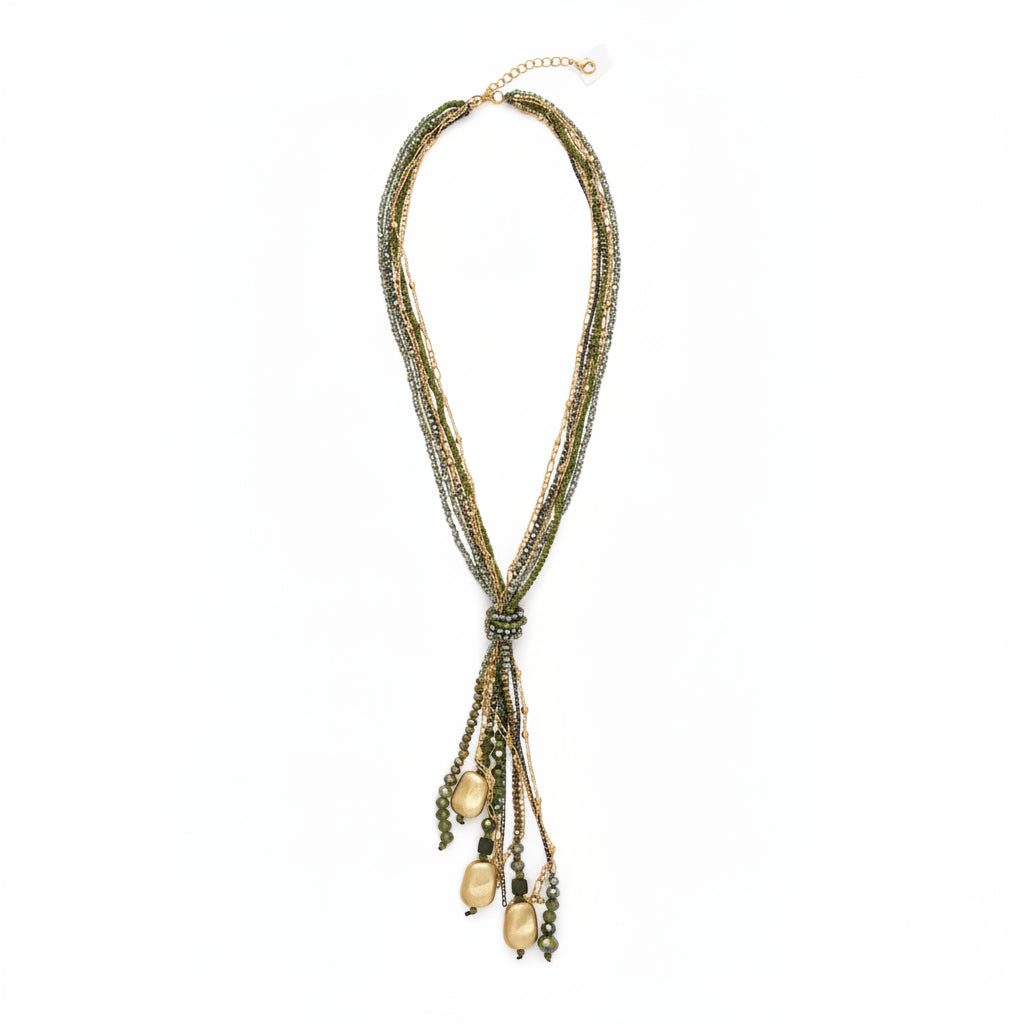 Collar largo de cuentas talladas y nudo en tonos verdes y oro