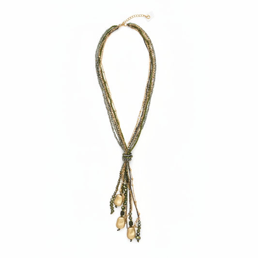 Collar largo de cuentas talladas y nudo en tonos verdes y oro