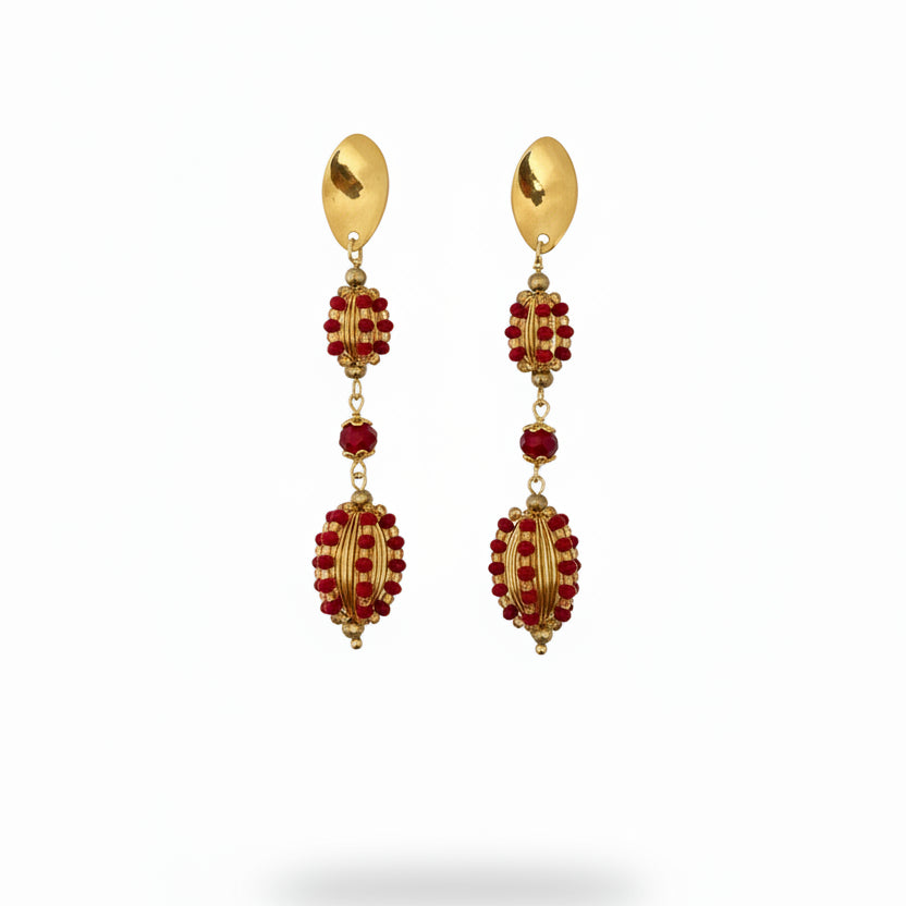Pendientes largos de acero con cuentas en rojo y esferas ovaladas en acabado oro - Moments by You