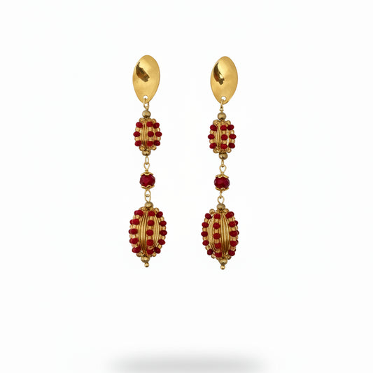 Pendientes largos de acero con cuentas en rojo y esferas ovaladas en acabado oro - Moments by You