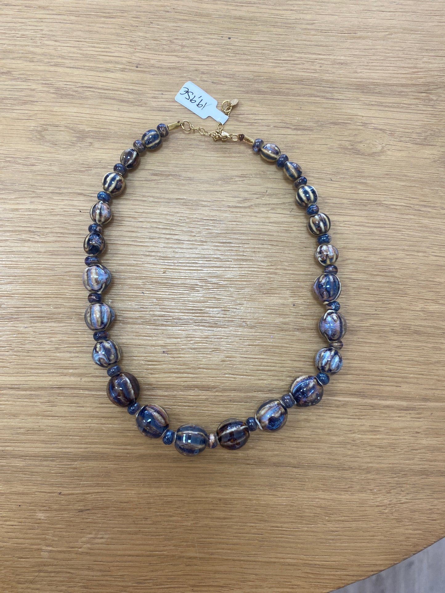 Collar con cuentas medianas con diseño de rayas en tonos marrones