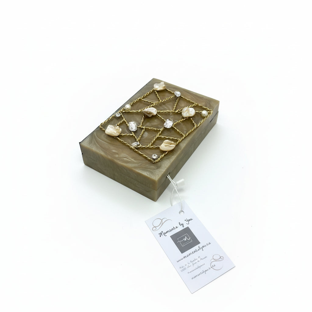 Bolso de fiesta marrón marmolado estructura geométrica decorada con piedras y circonitas - Moments by You