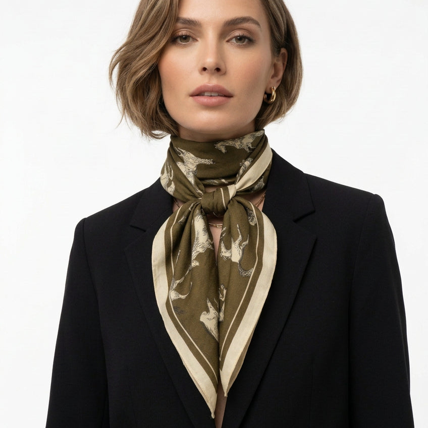 Pañuelo de cuello con diseño de caballos en tonos marrones