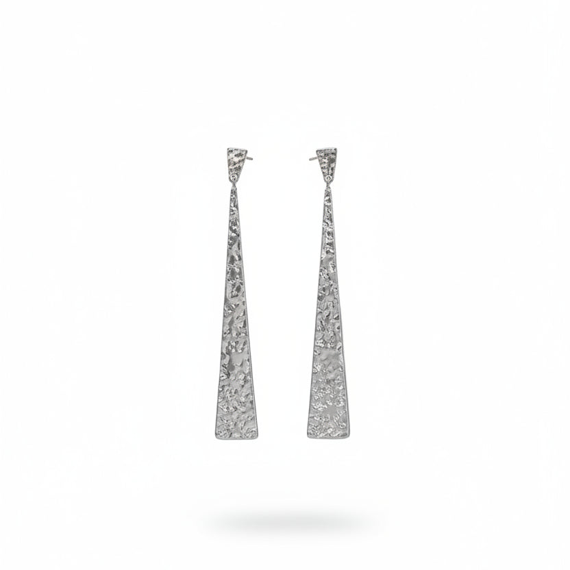 Pendientes largos de acero doble altura con forma triangular y textura rugosa
