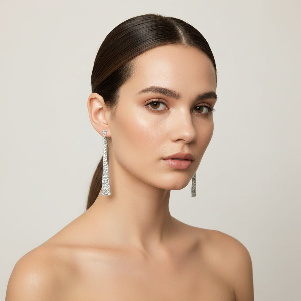 Pendientes largos de acero doble altura con forma triangular y textura rugosa