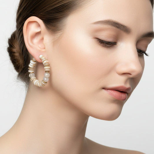 Pendientes largos de acero tipo aro con cuentas de diferentes formas en color beige - Moments by You