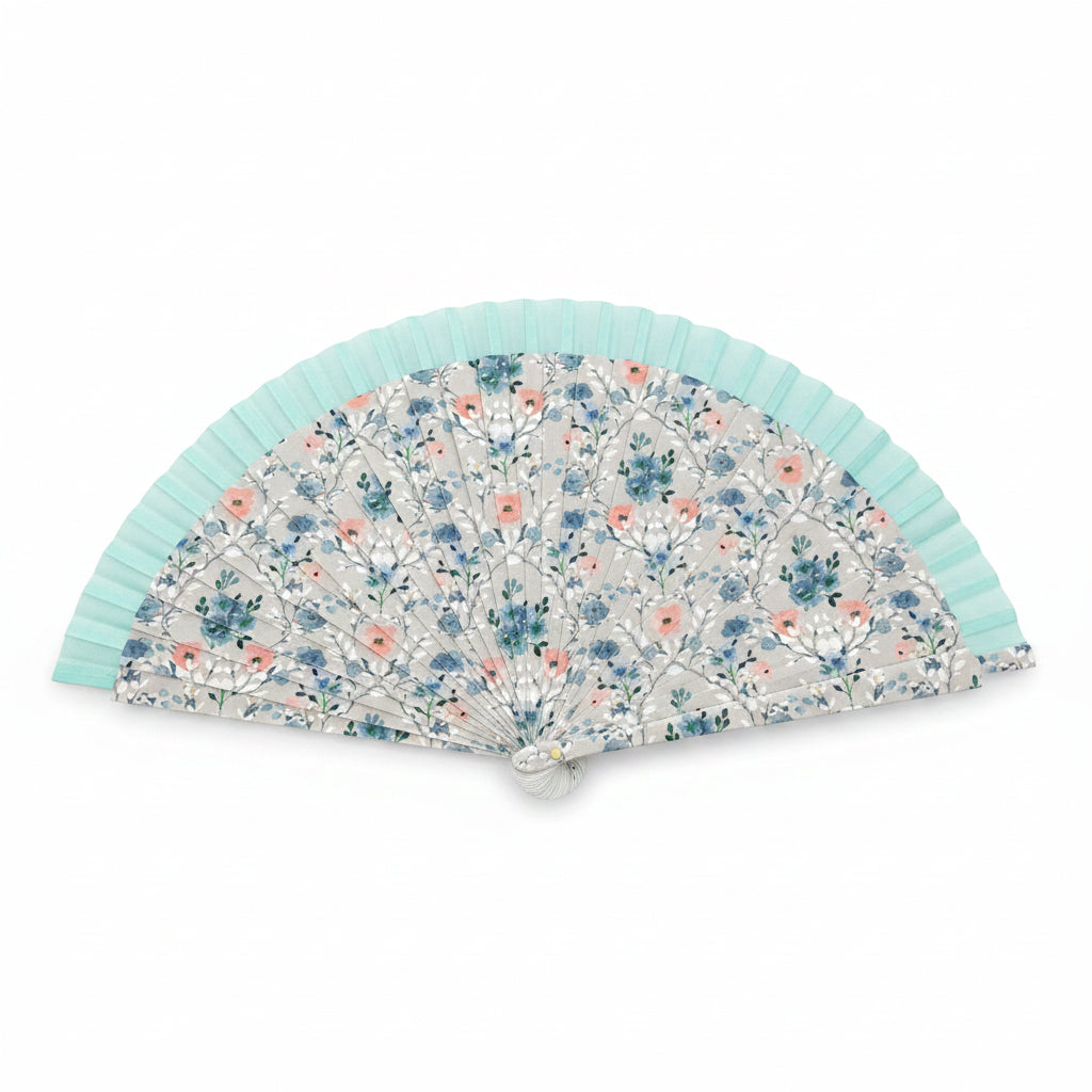 Conjunto de abanico y pañuelo con las flores en tonos azules y rosas tipo acuarela