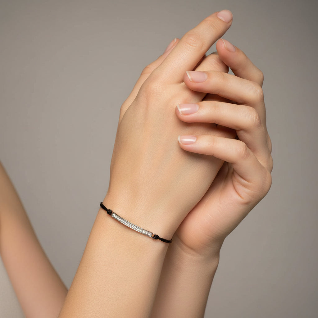 Pulsera de cuerda y acero con una chapa con brillitos