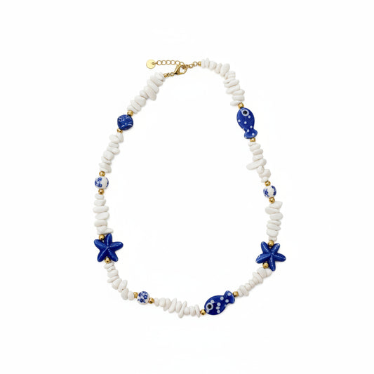 Collar de acero con piedras irregulares y cuentas con formas marinas en azul y blanco