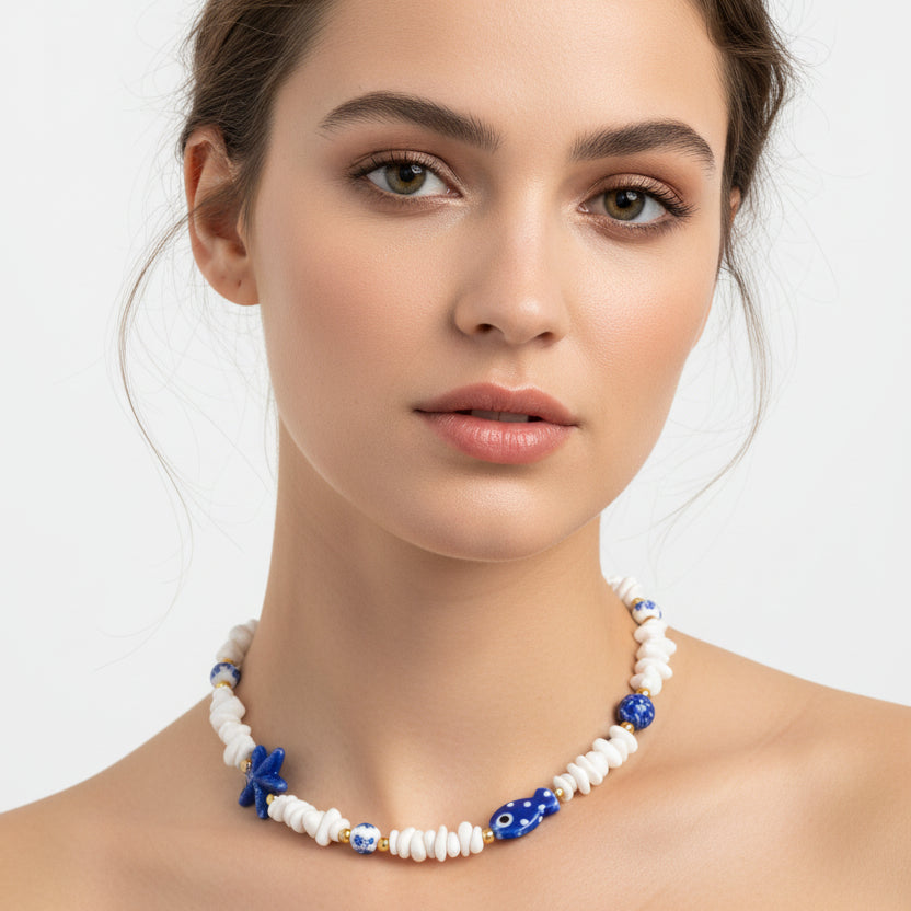 Collar de acero con piedras irregulares y cuentas con formas marinas en azul y blanco - Moments by You