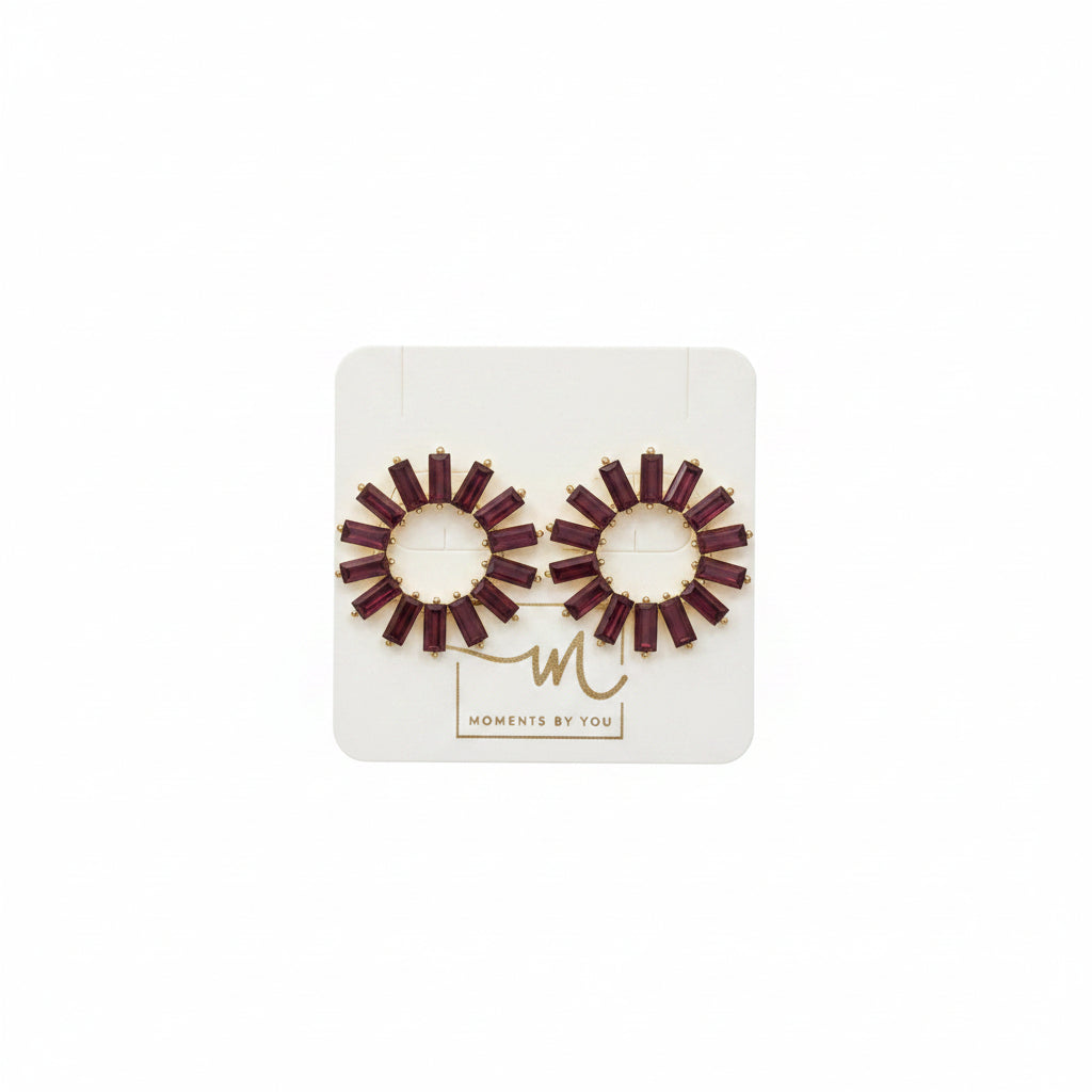 Pendientes cortos en forma circular con cristales rectangulares en burdeos