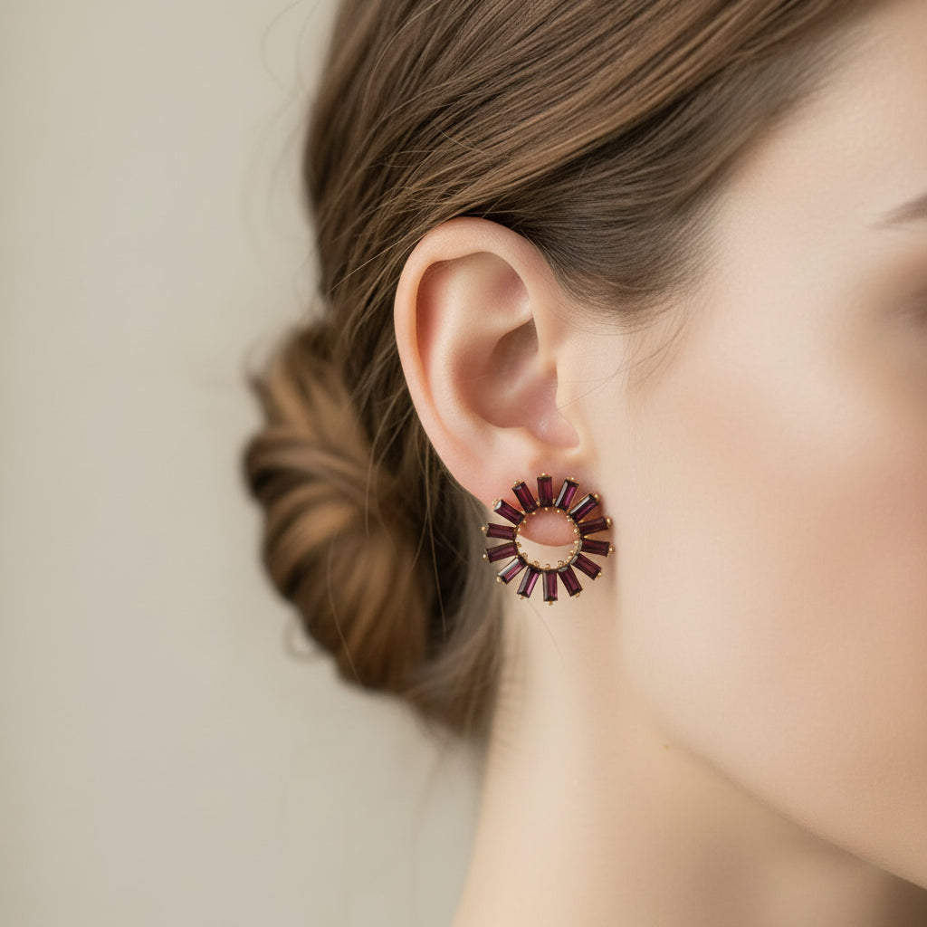 Pendientes cortos en forma circular con cristales rectangulares en burdeos