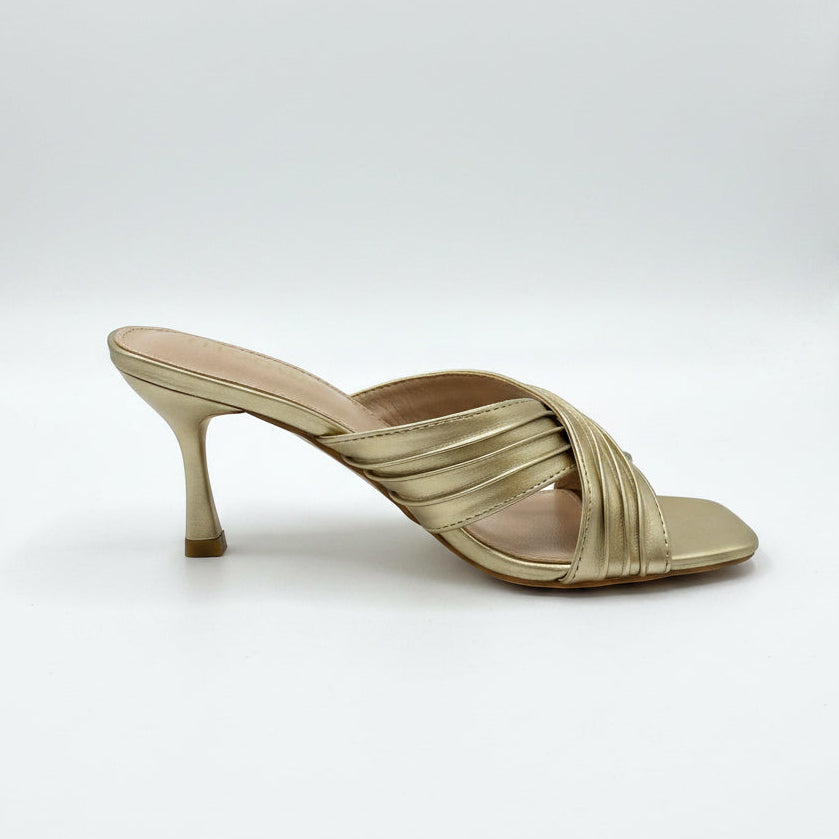 Sandalia mule tacón fino de tiras cruzadas y efecto arrugado en color dorado mate - Moments by You