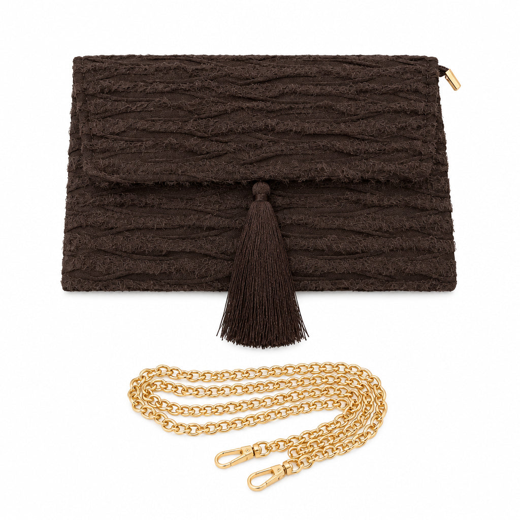 Bolso fiesta tipo sobre desflecado con solapa y borla