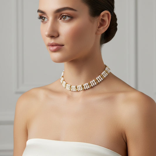 Collar de acero con estructuras irregulares con acabado marmolado en dorado y beige