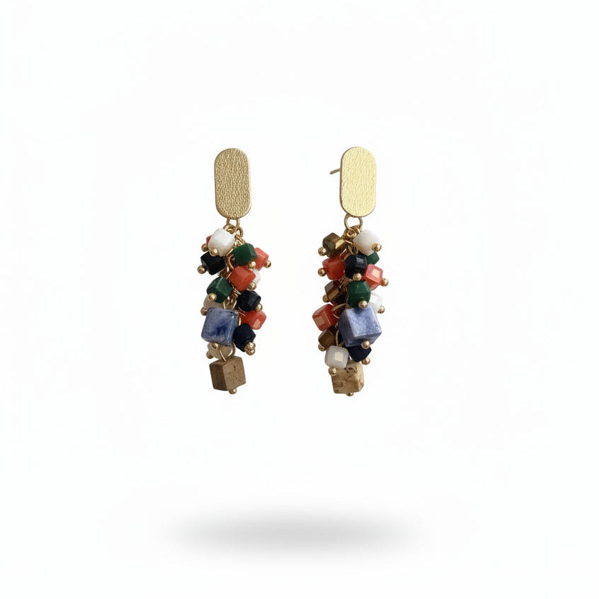 Pendientes largos con piedras cuadradas colgantes en diferentes alturas, colores y tamaños