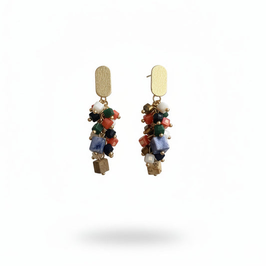 Pendientes largos con piedras cuadradas colgantes en diferentes alturas, colores y tamaños