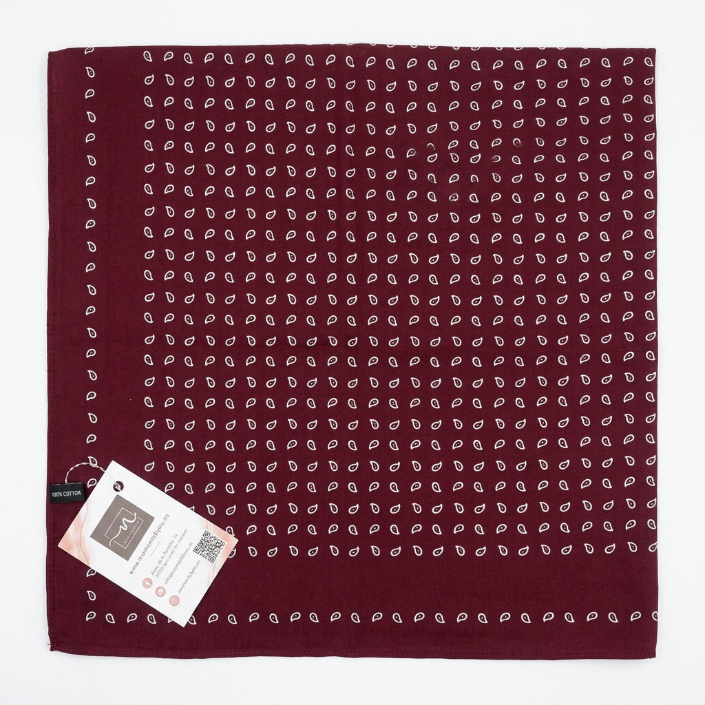 Pañuelo de cuello con un estampado paisley básico en burdeos - Moments by You