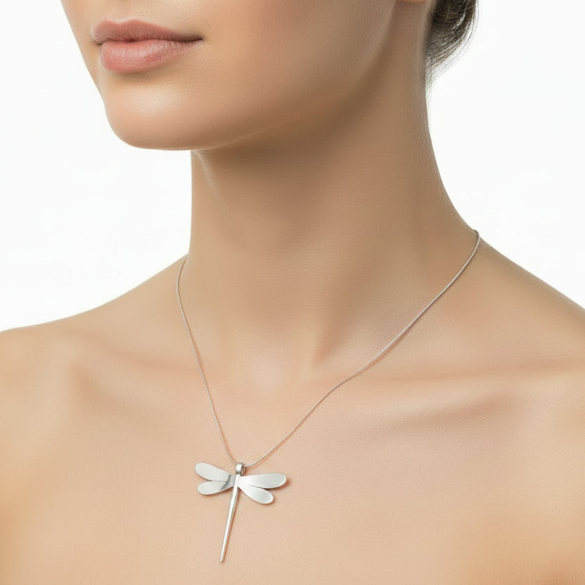 Collar de acero con dije de una libélula en un acabado mate - Moments by You