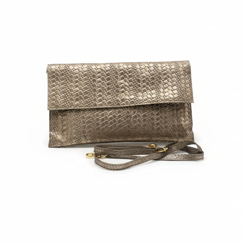 Bolso tipo sobre y piel 100% vacuno con textura en color bronce