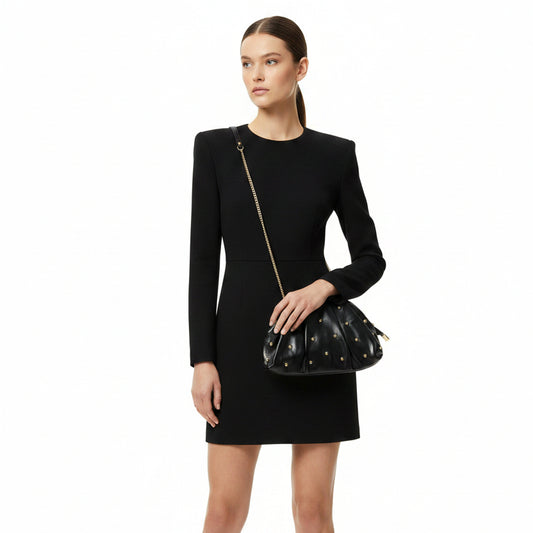 Bolso fiesta de mano con dobleces y tachuelas en dorado
