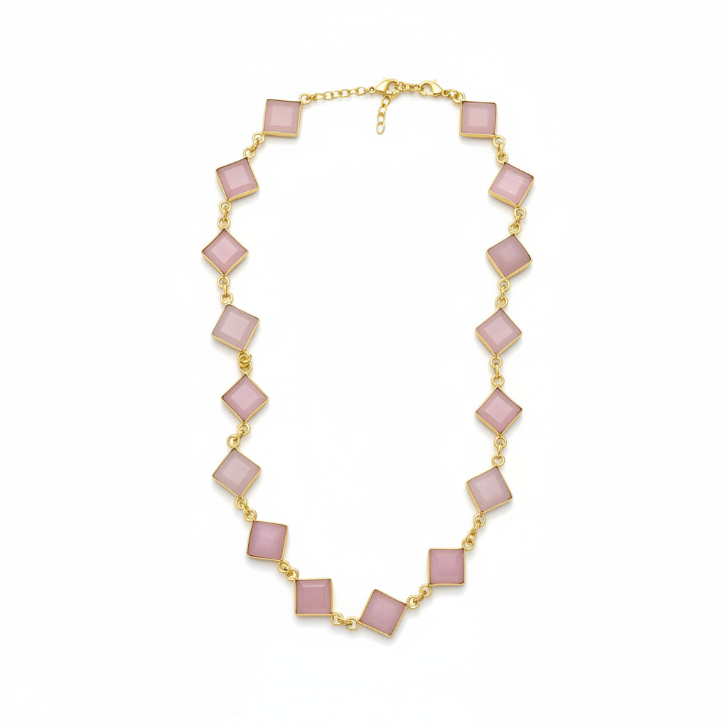 Collar con piedras naturales en rosa con forma romboide