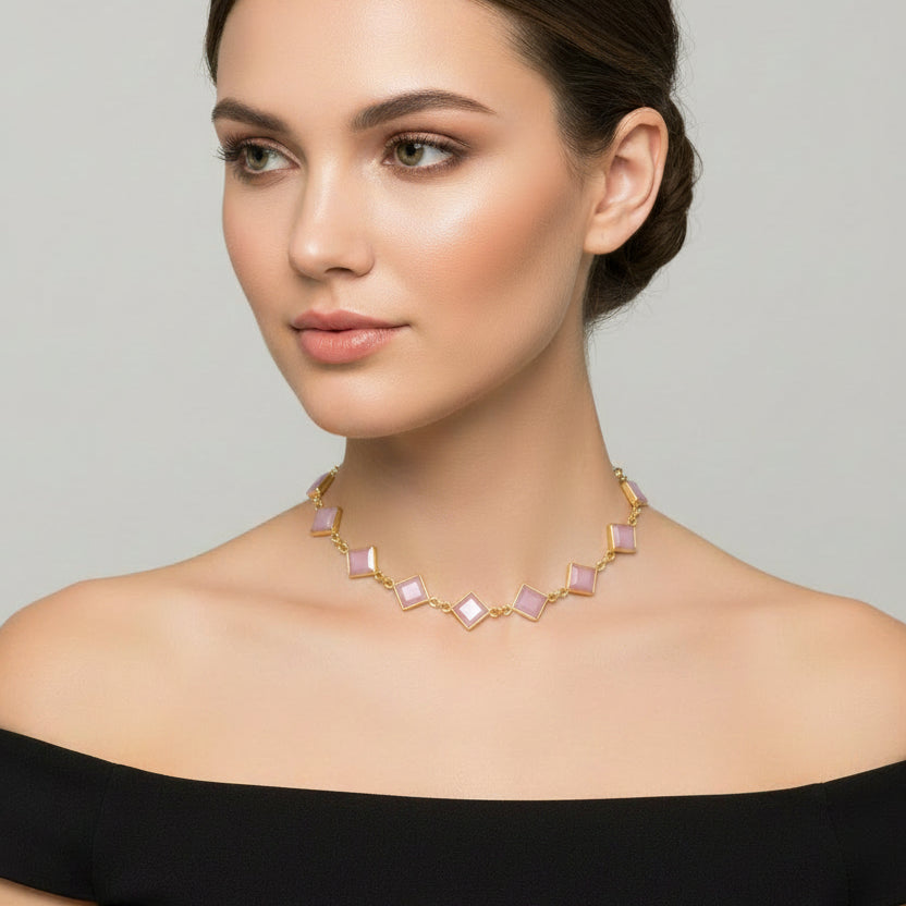 Collar con piedras naturales en rosa con forma romboide